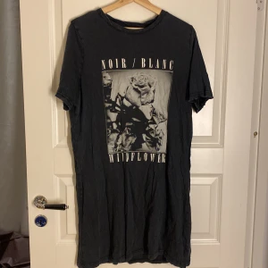 Svart t-shirtklänning med tryck - Svart/grå t-shirtklänning med tryck från gina tricot