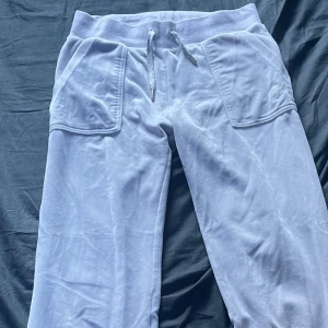 Ljusgråa juicy couture  - Ljusgråa juicy byxor i väldigt fint skick, storlek xs💕 