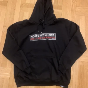 G59 Bumper Sticker Hoodie - Aldrig använd. Fick den i min mystery box 2023 men gillade inte designen. Har tagit bort tagen men kan skicka den tillsammans med hoodien. Skicka gärna prisförslag!