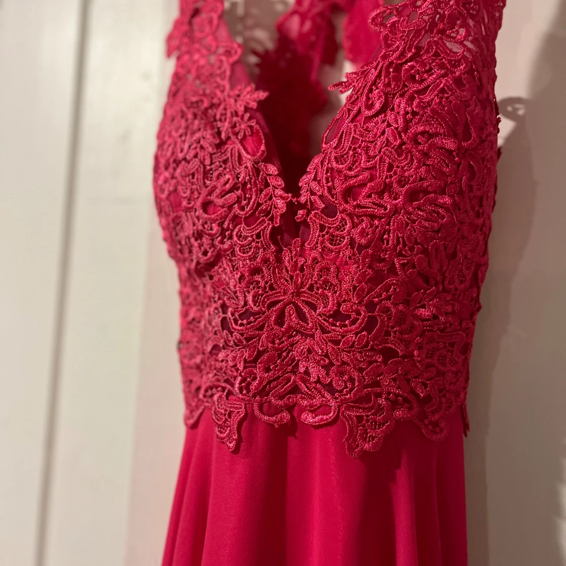 Röd/rosa balklänning med spetsdetaljer - 90