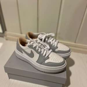 Nike jordans skor - Säljer ett par Nike jordans grå/vit. De har en klassisk design med snörning och är oanvända. Storlek 36, bekväma att ha på sig hela dagen.