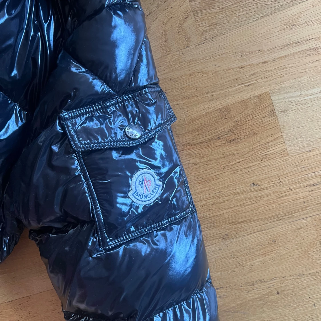 Svart glansig dunjacka från Moncler - 27