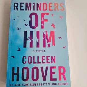 Reminders of Him - Colleen Hoovers Reminders of him i princip i nytt skick, säljer då boken inte längre intresserar mig och jag behöver rensa bokhyllan :)