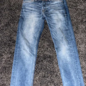 Jack & Jones jeans - Säljer ett par klassiska blå jeansbyxor i bra skick. De har en straight passform och är perfekt för vardagsbruk. Byxorna har en snygg tvättad look och är tillverkade i slitstarkt denim. Perfekta för både vår och höst!