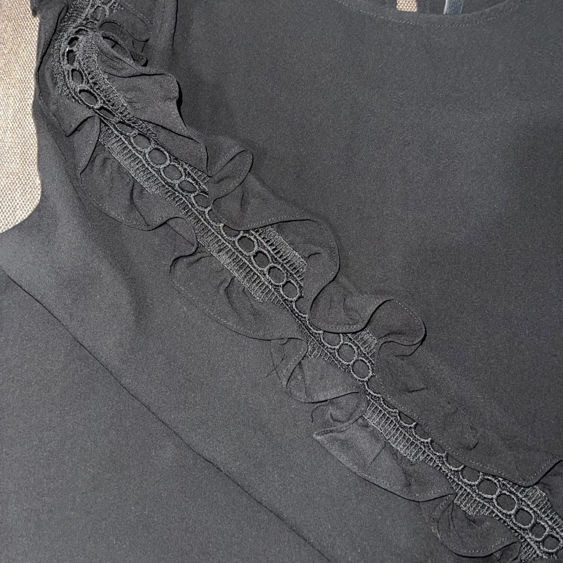 svart blus med volangdetaljer - 90