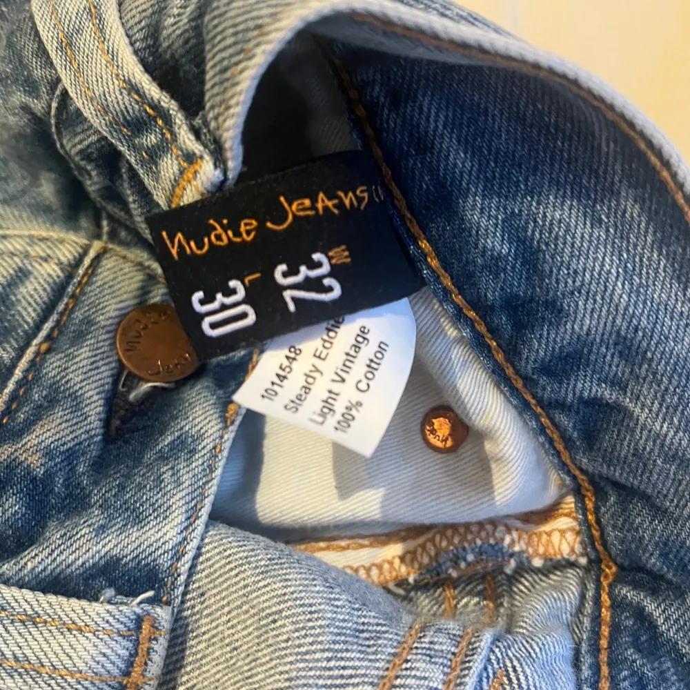 Nudie Jeans av modellen ”Steady Eddie II” och färgen ”Light Vintage”. Säljer detta par eftersom jag köpte fel storlek men klippte av tagen. Detta eftersom jag hade modellen sen tidigare och visste passformen. Därav använda enstaka tillfälle tills jag kollade strl då jag kände att de var för korta för mig och förstod varför. Nypris 1600kr.. Jeans & Byxor.