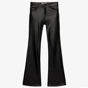 Svarta skinnbyxor med bootcut - Snygga svarta skinnbyxor i bootcut-stil.Byxorna har en högmidjad passform och stängs med dragkedja och knapp. Jag skulle vika ner dem ifall man vill ha dem lite mer Lågmidjade💞 köpta för 379