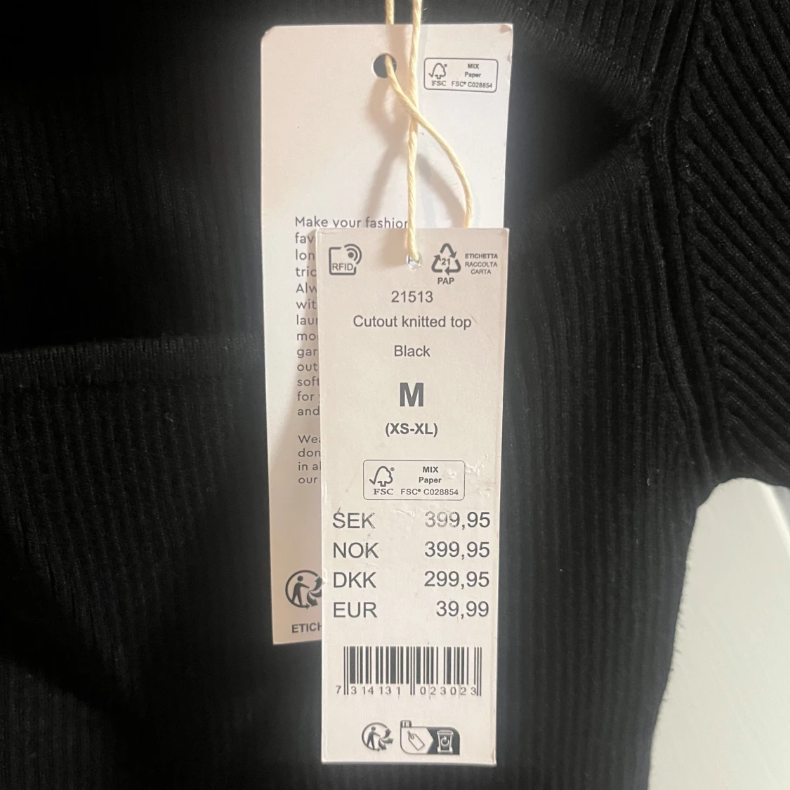 Svart ribbad topp med cutout - 90