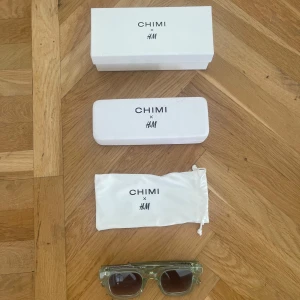 Solglasögon från CHIMI x H&M - Snygga solglasögon från CHIMI x H&M i en, transparent grön färg. De har en fyrkantig form och kommer med ett matchande fodral och putsduk.