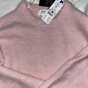 Rosa stickad tröja, ny med prislapp  - Populär stickad tröja från gina. Ny med prislapp. Storlek xs. Från Gina tricot, wool blend. Ord pris 399kr