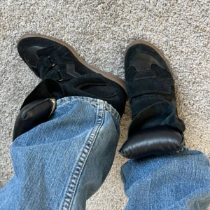 Isabel Marant sneakers  - Snyggaste skorna älskar men kommer inte till användning längre!!! Använda men fortfarande i bra skick❤️Små i storleken så passar nån med strl 39-40