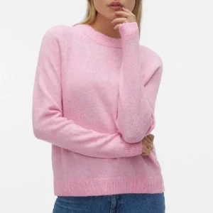 Rosa stickad tröja - mysig rosa stickad tröja från vero moda. använd fåtal gånger och perfekt nu till vintern🥰 storlek M men lite liten i storleken så skulle säga att den sitter mer som S. skriv för fler bilder❤️nypris 450kr. 