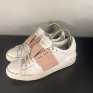 Valentino sneakers i vitt och rosa - Hej! Funderar på att sälja mina fina Valentinos, hör av dig vid intresse eller frågor! 🩷🩷obs, lånade bilder men samma produkt, skriv för egna bilder! 