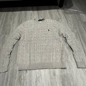 Ralph lauren sweatshirt  - Säljer nu en helt ny Ralph lauren sweatshirt den kommer med påse och perfekt nu när det blivit lite kallare priset kan diskuteras vid snabb affär 