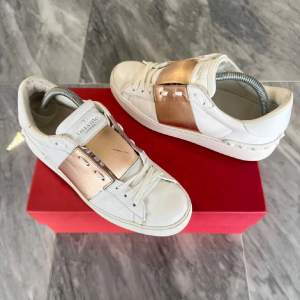 Valentino Open sneakers | Utmärkt skick | Sitter som 40 - 40,5 | Nypris: 6499 kr | Ingår: Valentino dustbag | Frakt spårbart via Postnord eller Instabox, där köparen betalar | Tveka inte att höra av dig vid frågor📩