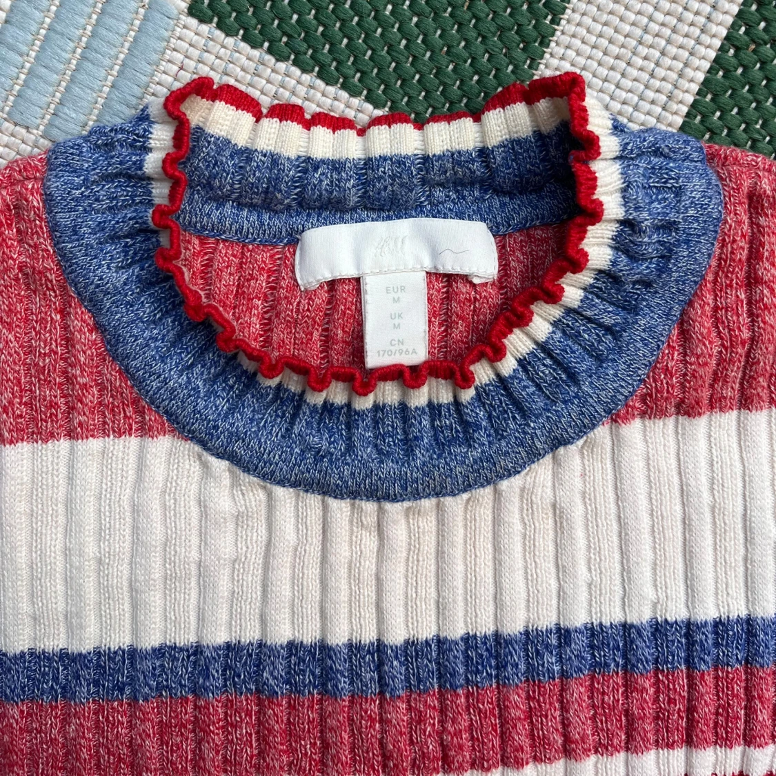 Randig stickad tröja i rött, blått och vitt