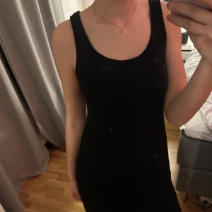 Svart klänning - Säljer en lös svart klänning i mycket bra skick. Den är väldigt lös och fladdrig och i superskönt material, perfekt för en varm sommardag eller bara att ha hemma! Använd fåtal gånger💓Passar XS- M, lite tightare på L 💞