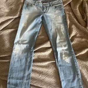 Raka low waist jeans 💕 - Snygga jeans i storlek 28/30. Midjemåttet är 80cm💕 Dom är i bra skick, jag köpte dom second hand☺️ Köparen står för frakten💖