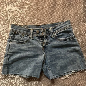 Lågmidjade jeansshorts  - As snygga lågmidjade jeansshorts som tyvärr är för små för mig
