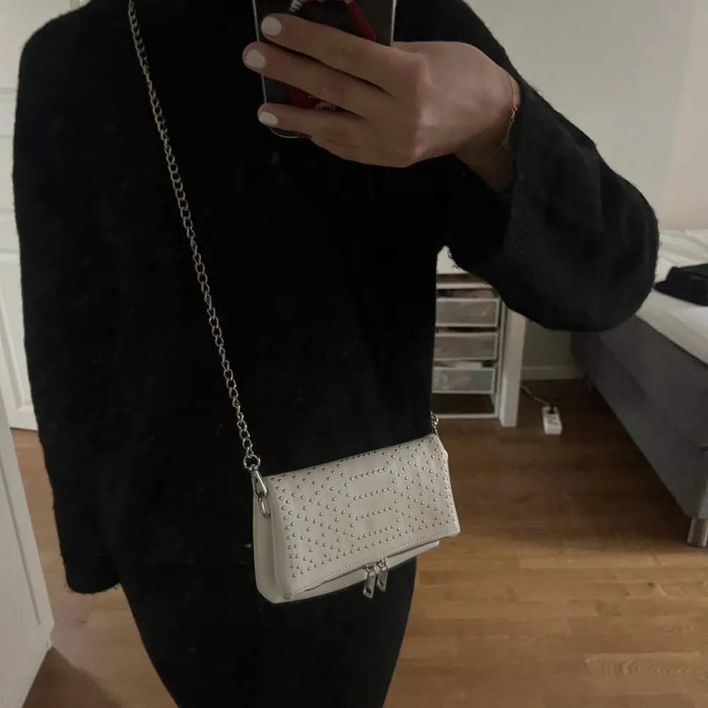 Zadigliknande vit väska med jättefina silverdetaljer!😍 Har andvänts men inget som syns, tex inga fläckar. Från märket even odd på zalando. Asusteet.