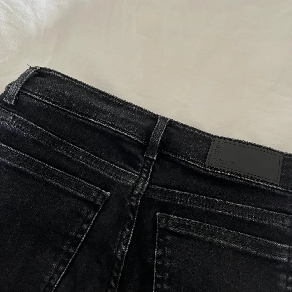 Low waist jeans från bikbok. Storlek xs längd 30. Aldrig använda.. Jeans & Byxor.