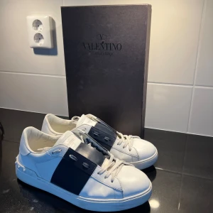 Valentino Garavani Open - Hej! Säljer nu mina sjukt fina och väl sparsamt använda Valentino Garavani Open . De är självklart äkta, och inköpta på NK i stockholm. Allt OG följer med! De är väldigt fina, men har däremot  defekter på båda hälarna (se sista två bilderna). 