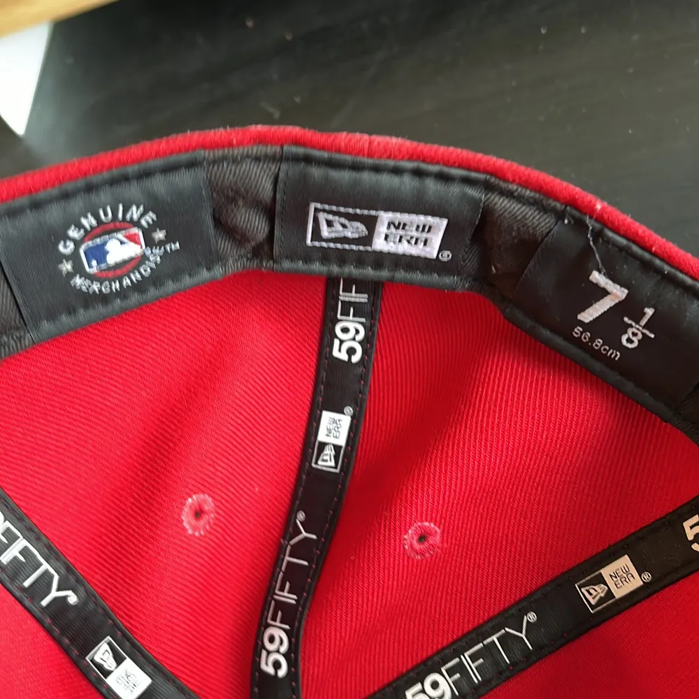 Säljer en snygg röd keps från New Era med LA-logga framtill. Kepsen är i modellen 59FIFTY och har en broderad MLB-logga baktill. Perfekt för att ge din outfit en sportig touch!. Asusteet.