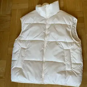 En cool och fin vit puffer vest.🤍 Den är oversized och passar inte mig, därav säljer jag den. Aldrig använd och prislappen finns kvar.🩷 Nypris 500kr!! Den är i storleken S men skulle även passa storlek M!