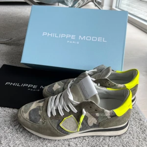 Philippe Model sneakers - Säljer dessa as coola sneakers från Philippe Model i storlek 41! De är sparsamt använda och skicket är 9/10!  Låda och dustbag medföljer! Skorna är köpta på United Fashion och nypris är 3900kr:)