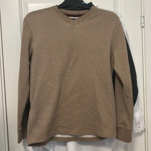 Brun stickad tröja  - En tröja som funkar för både kvinnor och män! Knappast oanvänd och köptes för flera år sen. Den är inte för tjock men man blir inte kall när man har på sig den, perfekt inför hösten !💕