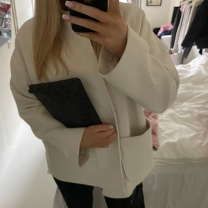 Vit kappa  - Vit kappa från hm storlek S .💗