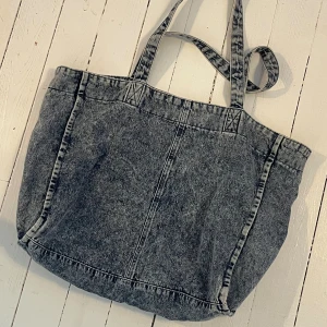 Jeans bag - Jeans bag köpt på H&m. Använd 2 ggr.   stor o rymlig. Köpt för 300kr 