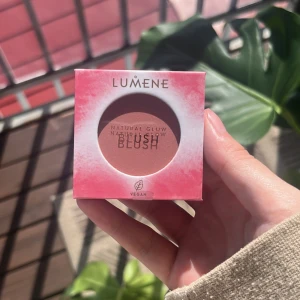 Lumene Natural Glow Blush - Säljer en superfin rouge från Lumene i nyansen 'Berry Glow'. Den ger en naturlig lyster och är perfekt för att fräscha upp kinderna. Förpackningen är oöppnad och ej använd. Produkten är vegansk och innehåller vilda arktiska hjortron och hyaluronsyra för extra vård🩷