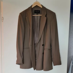 Kavaj från Massimo dutti  - Kavaj från Massimo, som ny, använd fåtal gånger.   Skulle nog säga att färgen är Khaki/mossgrön   