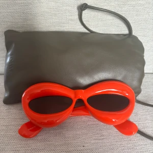 Loewe solglasögon - säljer ett par solglasögon från Loewe! I nytt skick- knappt använda. 