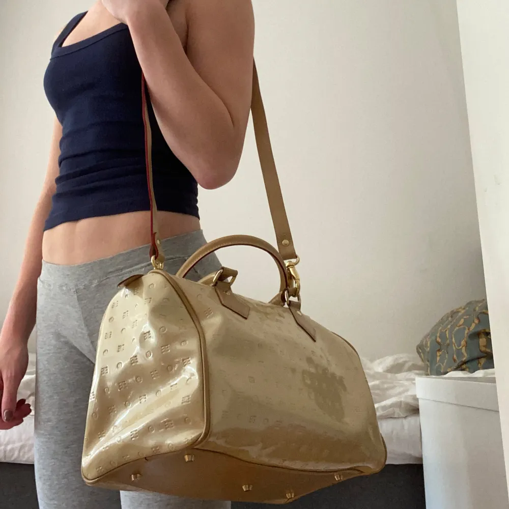 Säljer en superfin beige handväska från Arcadia i äkta lackläder. Väskan har ett diskret mönster och snygga detaljer i guld. Den har både handtag och en avtagbar axelrem, vilket gör den perfekt för både vardag och fest. Tillverkad i Italien, såklart! 👜✨den har små repor men inget är trasigt, nypris ca 3000kr-4000kr säljer för 1500kr. Laukut & Käsilaukut.