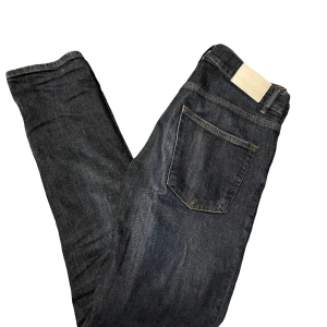 Zara Slim Fit Jeans - // Marinblå Zara Slim Fit Jeans | 10/10 skick | Storlek 40 | Modellen är 180 cm | Hör av er vid funderingar! // Quality Clothing 