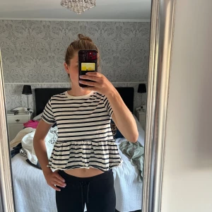 Vit/ blå randig t-shirt - Säljer denna vit/blå randiga t-shirt ifrån zara i storlek S. Har använt ett fåtal gånger💕