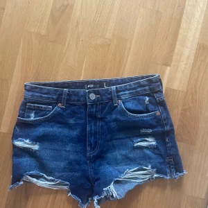 jeansshorts  - säljer dessa jätte fina jeansshorts, säljer pågrund av att dom blev för små. Storlek L men tajta❤️