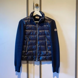 Moncler Cardigan - Moncler Cardigan i mycket fint skick. Storlek 14Y. Original kartong medföljer. Pris 2500 kr. 