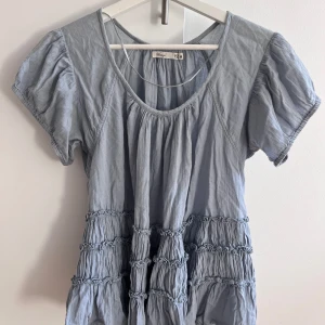 Två söta toppar  - Två söta blusar, en ljusblå och en ljusrosa. Jättefina och funkar bra till allting! 