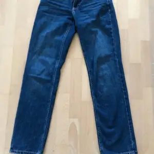 Nästan oanvända jeans från Vero Moda  Är i ny skick förutom att ena bakfickan har släppt pytte lite men det går att sy lätt🩷 Dom här raka och mid/low waist  Storlek  w26/L32