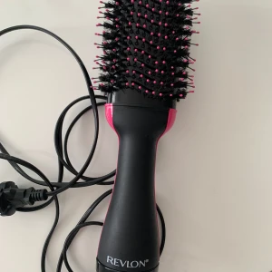 Revlon värmeborste - Säljer min revlon värmeborste pga skaffar en dyson. Använd Max 5ggr, dammig pga ej använd på ganska länge. 150kr