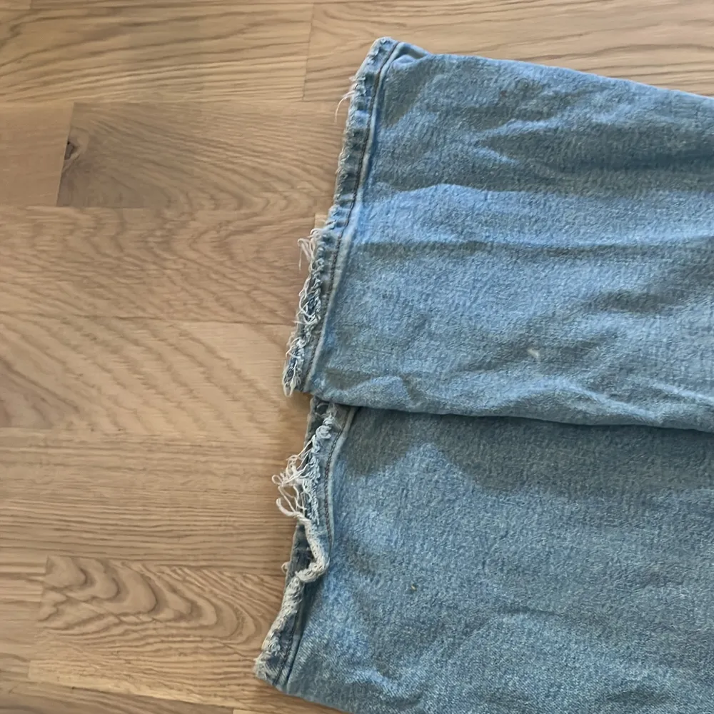 Säljer dessa jeans, använda, lite slitna där nere och en fläck som inte går bort💕 . Jeans & Byxor.