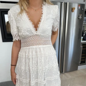 Klänning - Jättesöt vit klänning. Perfekt för konfa och student!