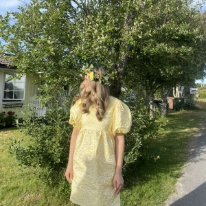 Satinklänning från A-view - Gul satinklänning som jag använt en gång på midsommar. Den är i väldigt bra skick och materialet är i satin men väldigt tjockt och stelt. De är väldigt bra kvalitet och jag har även sytt in den i midjan för att göra den mindre puffig💕.
