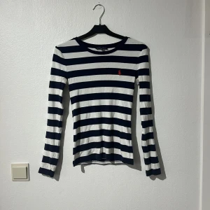 Randig långärmad  - Långärmad Ralph lauren tröja, blå randig använd men fint skick