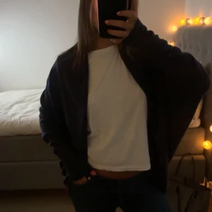 Marinblå kofta - Säljer denna unika koftan i marinblått❣️❣️❣️🥰sååså cool