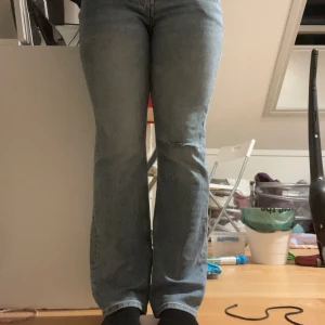 Jeans - Säljer mina jeans från weekday då dem blivit lite för små💗 Modellen är twig och köptes för 500kr, det är straight leg men iaf på mig sitter dem mer bootcut💞Väldigt bra skick! Kom gärna med prisförslag❣️