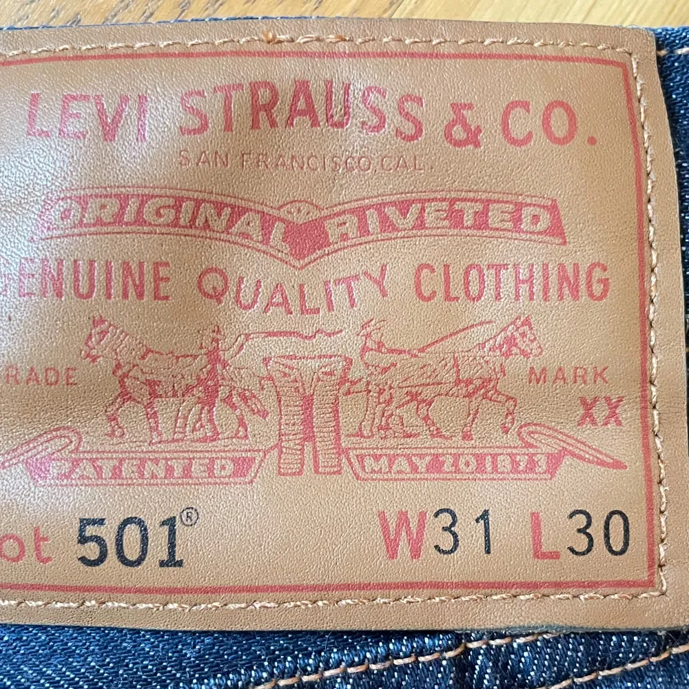 Säljer ett par klassiska Levi's 501 jeans i blå denim. De har en rak passform och är i mycket bra skick, knappt använda. Perfekta för både vardag och fest 🕺. Jeans & Byxor.